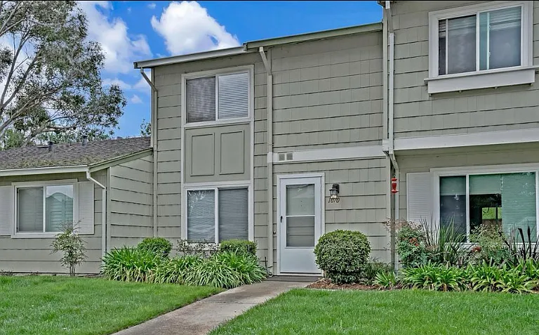 1070 Spring Valley Cmn — Photo 2