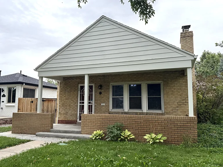 700 Dexter St — Photo 1
