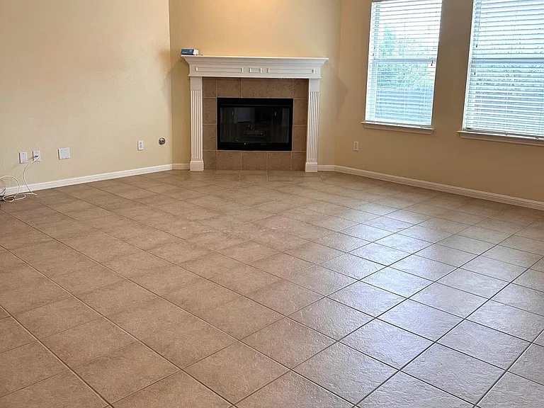 15008 Fernhill Dr — Photo 10