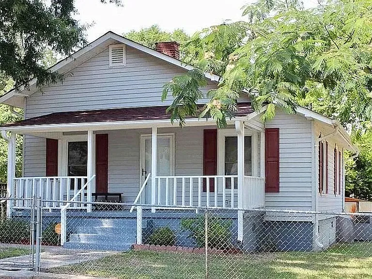 300 Augusta St — Photo 2