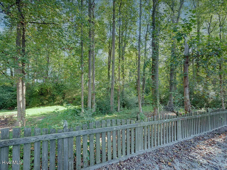 Elizabeth Edwards Ct — Photo 12