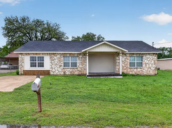 715 WALNUT ST, Jourdanton, TX 78026