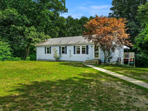 9 Dee Dee Drive, Sandown, NH 03873