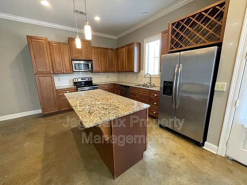 3 bed, 2.0 bath, 1272 sqft, $1,550 — Photo 2