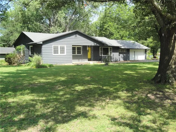 1618 S Orchard Dr, Ottawa, KS 66067