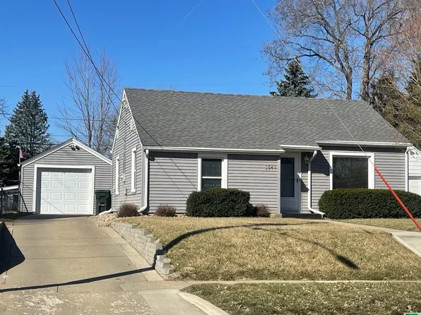 2547 S Saint Aubin St, Sioux City, IA 51106