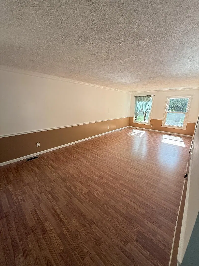 116 Woodview Ct — Photo 2