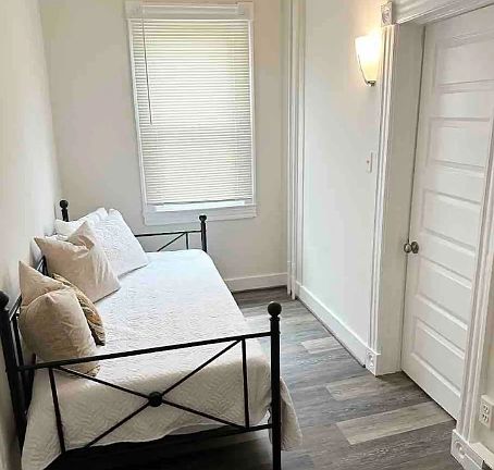 side bedroom with twin daybed