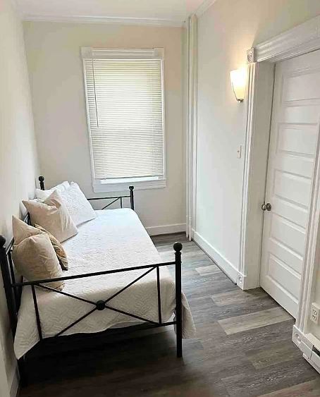 side bedroom with twin daybed