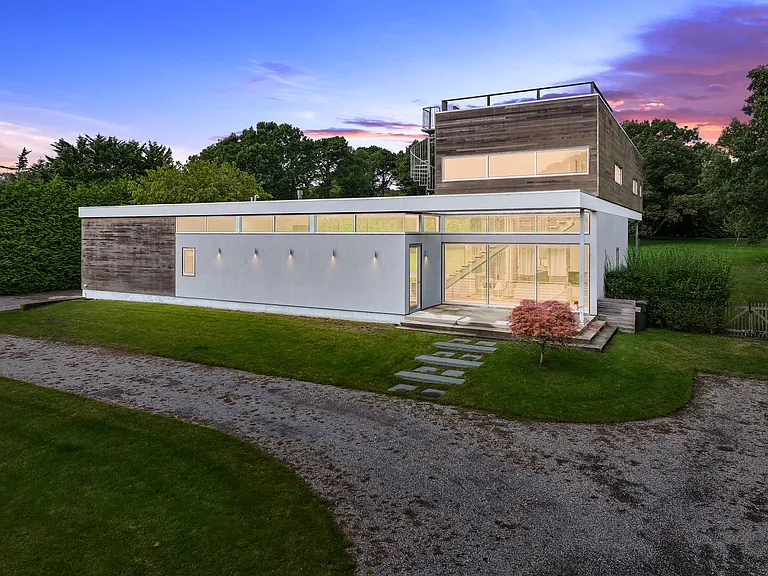 135 Middle Pond Rd — Photo 2