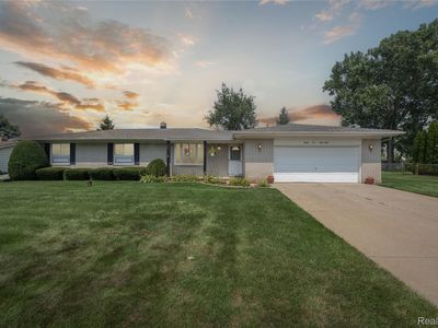 8268 Cooley Beach Dr, White Lake, MI, 48386