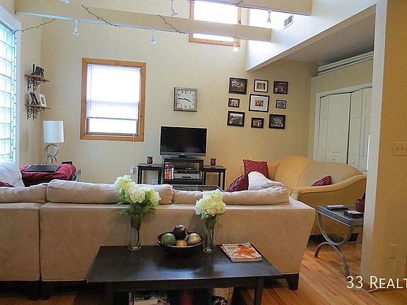 3rd image of 1201 W Oakdale Ave #2