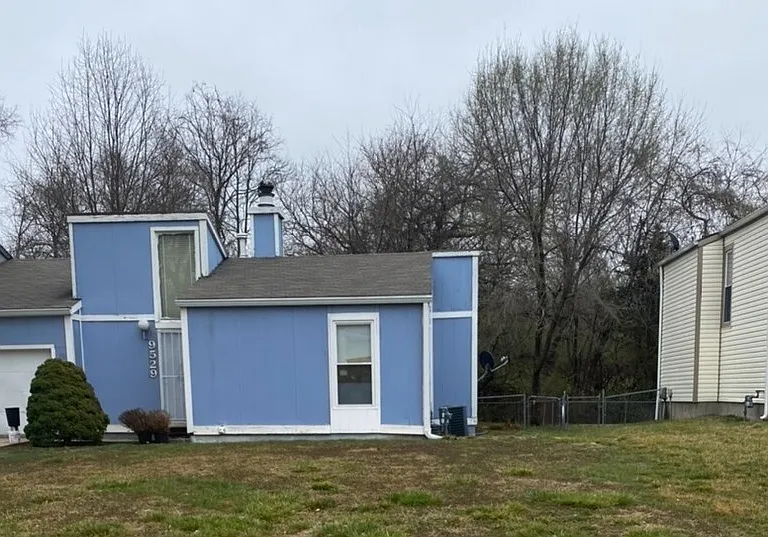 9529 Manning Ave — Photo 1