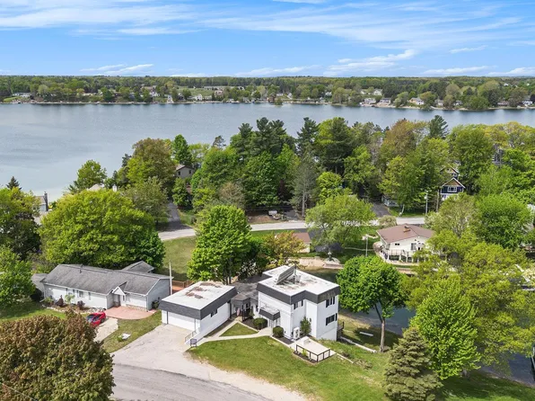 5232 Highland Dr, Traverse City, MI 49685