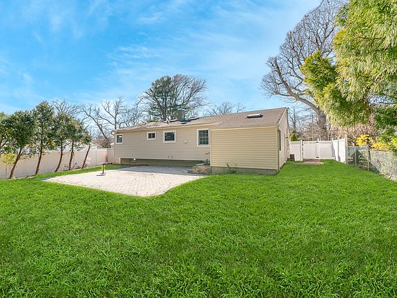 4th image of 32 Seaman Neck Rd