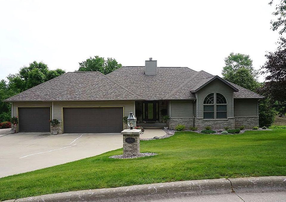 1st image of 1690 Oakwood Cir