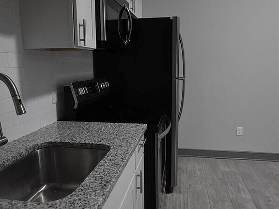 4th image of 106 E Clay St #A