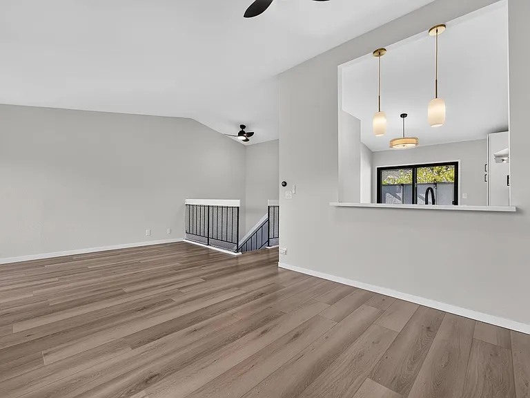 1512 Ashwood Dr — Photo 7