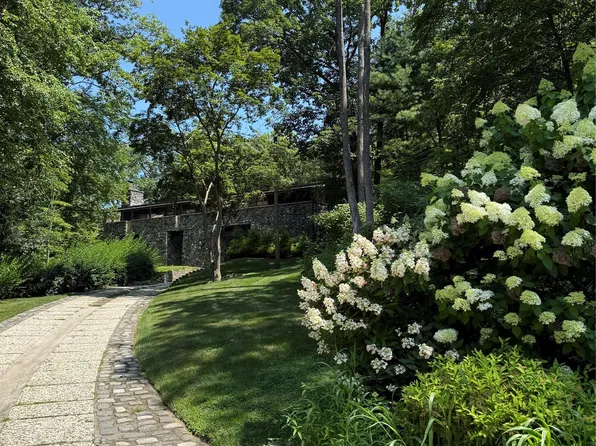 53 Woods Rd, Tuxedo Park, NY 10987