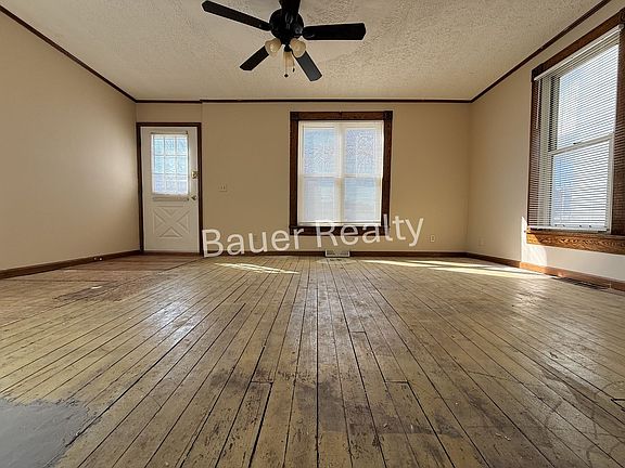 4th image of 300 E 3rd St