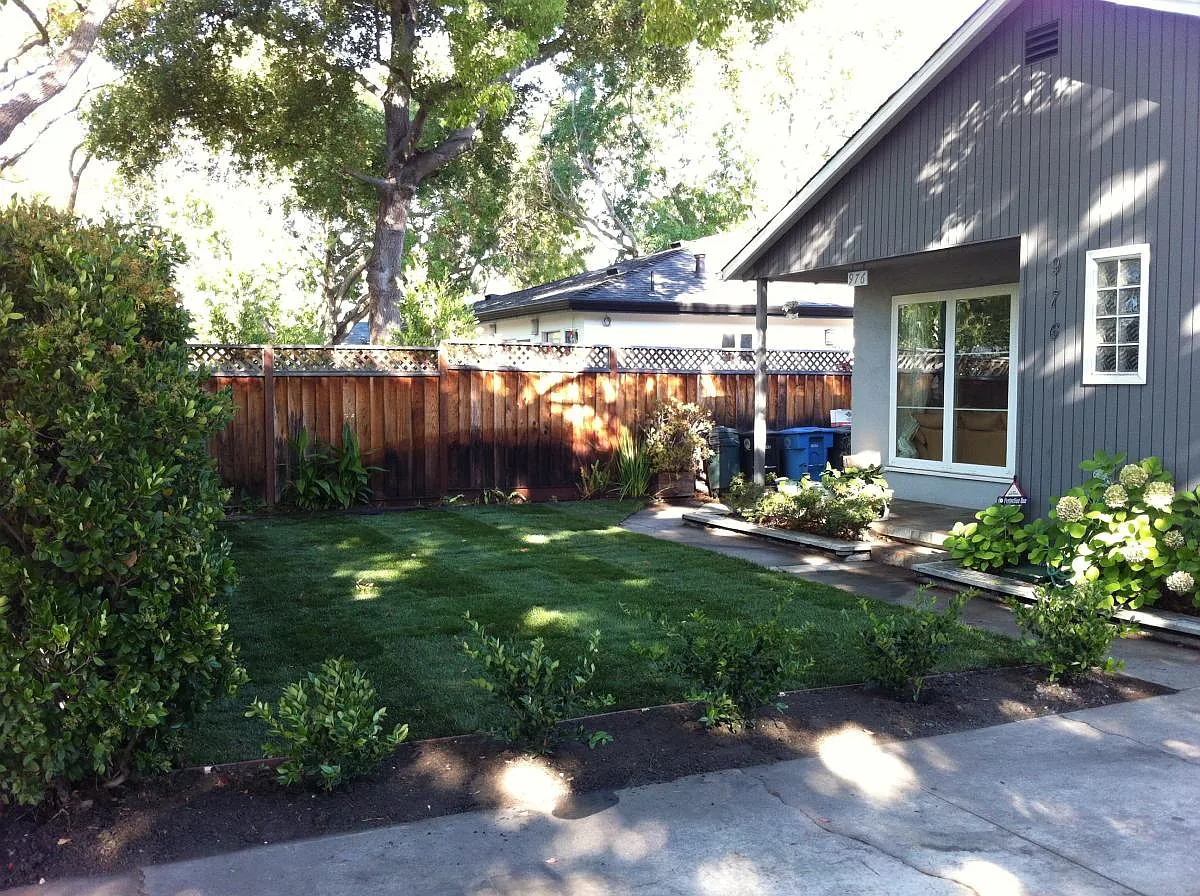 Outside view of the house 2 - 976 Embarcadero Rd