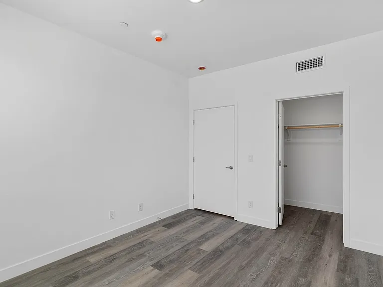 4846 S Jones Blvd — Photo 6
