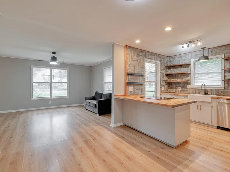 707 N Main St — Photo 3