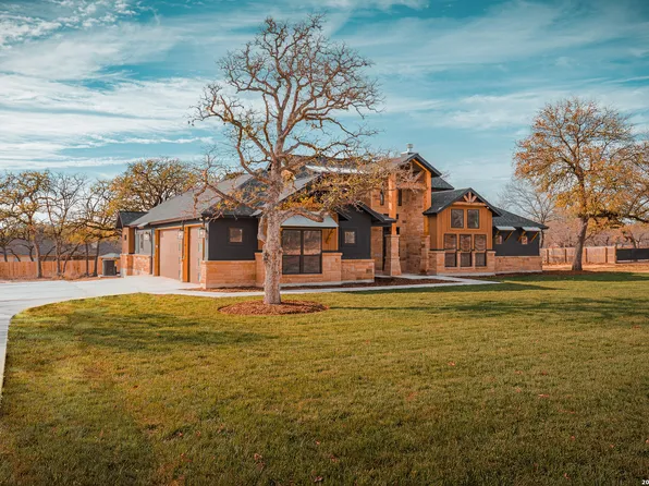 192 Bobby Lynn, Adkins, TX 78101