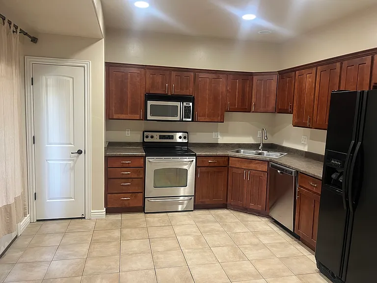 644 E Shadow View Ln — Photo 2