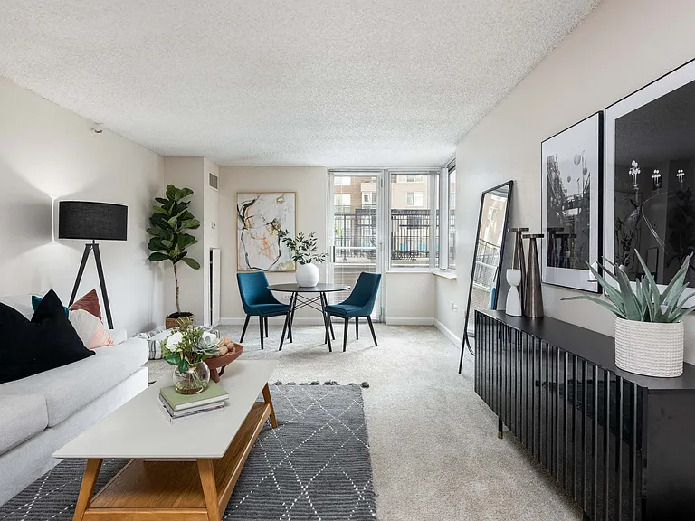 300 East 17th Apartments — Photo 6