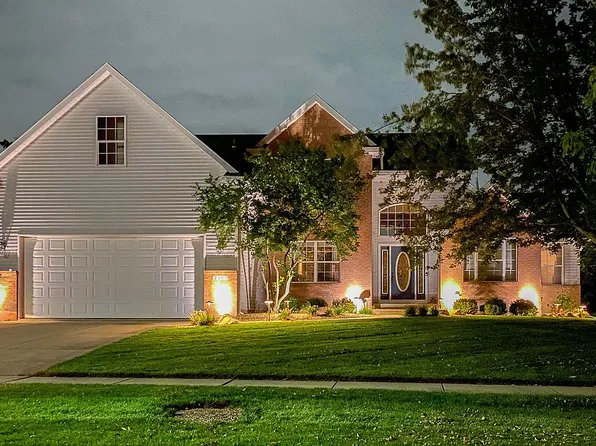 2505 Creekside Dr, Hiawatha, IA 52233