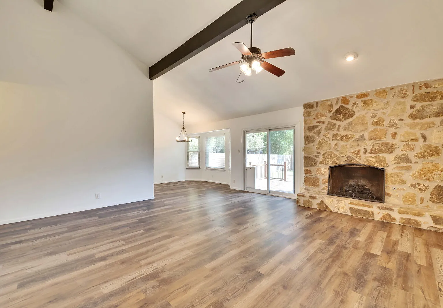 3 bed, 2.0 bath, 1289 sqft, $1,995 — Photo 3