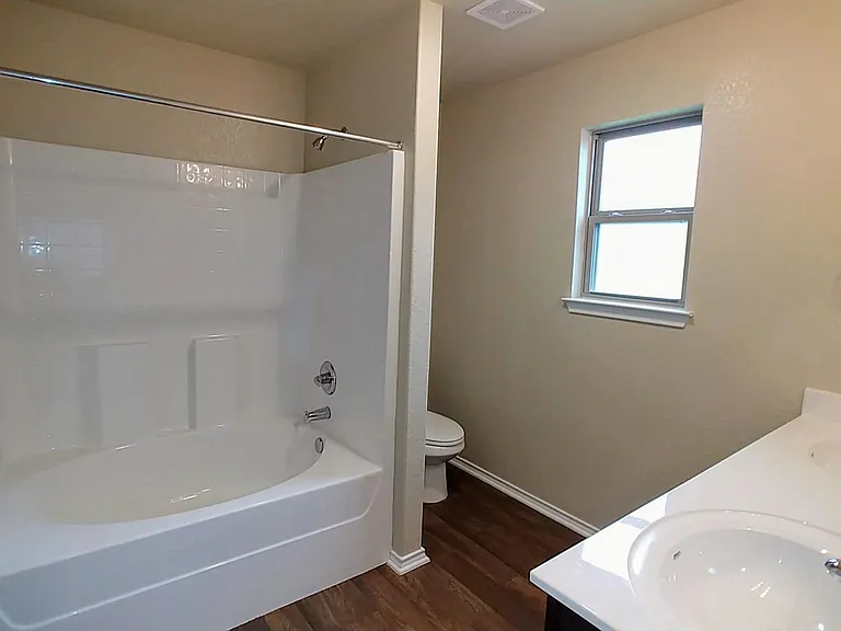 1105 Wethersfield Ln — Photo 10