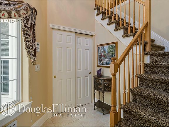 5th image of 35 Carriage Ln