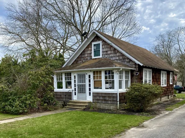 8 Walker Avenue, East Quogue, NY 11942