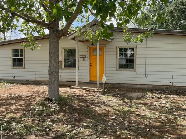 701 4TH ST, Floresville, TX 78114