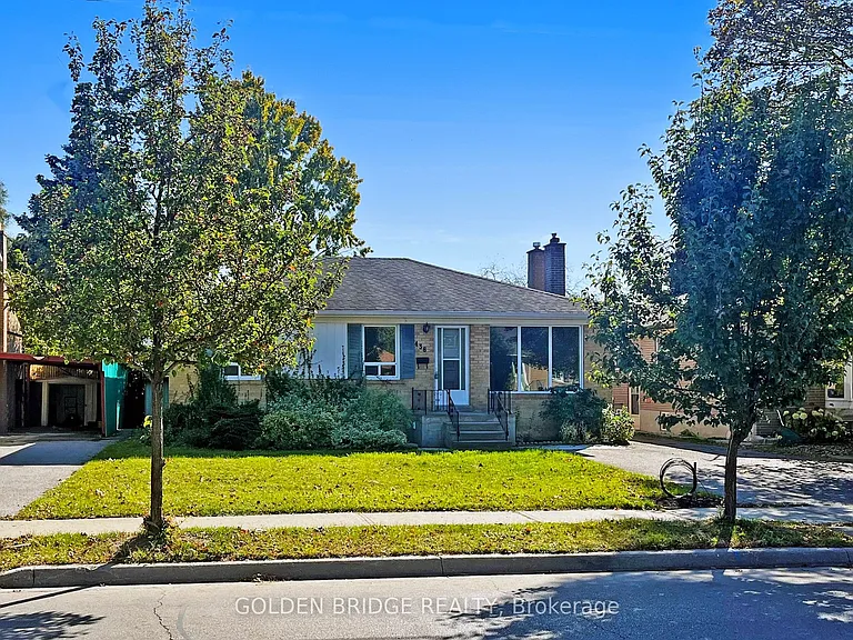 438 Centre St E — Photo 1