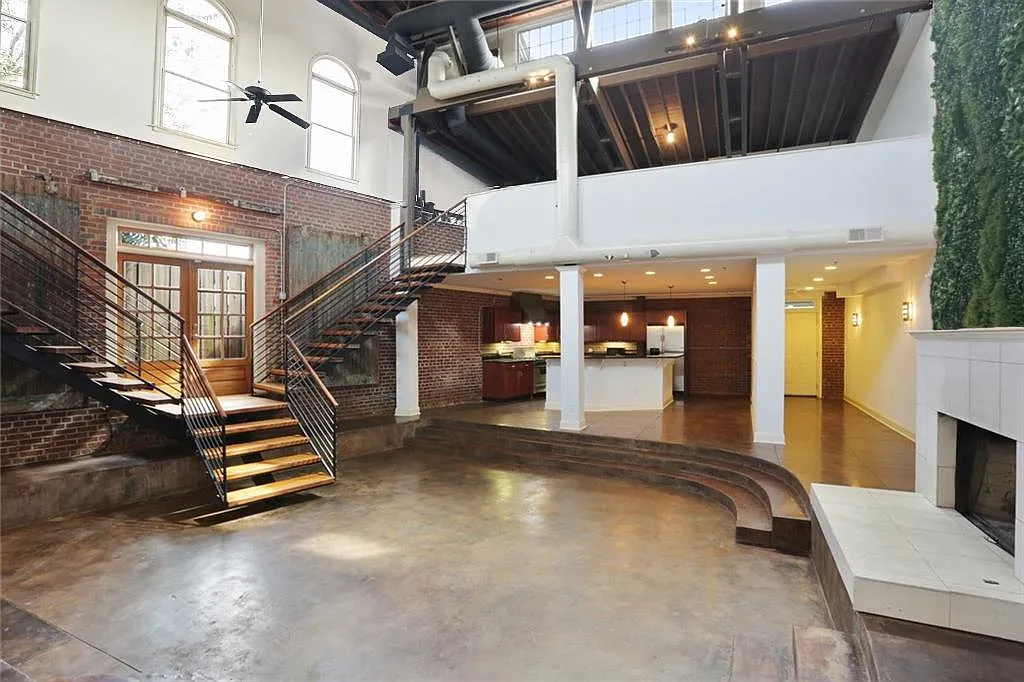 320 Peters St SW — Photo 2