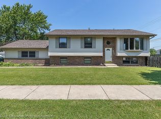 856 Sheffield Ln, Grayslake, IL 60030