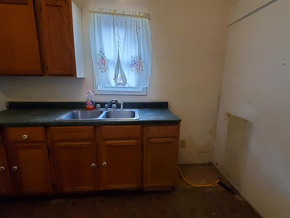 4th image of 1025 Moeller Ave
