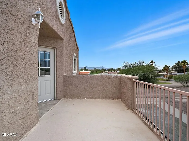 2862 N Tyndall Ave #2 — Photo 6