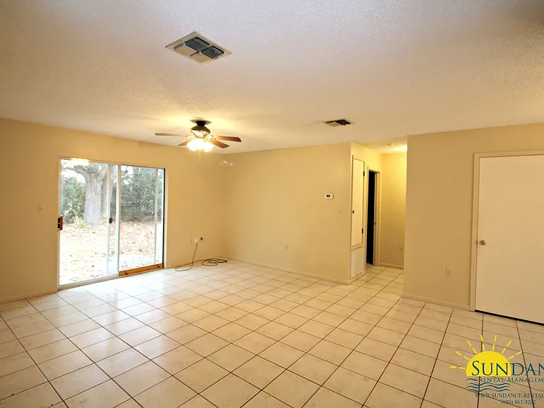 1112 Green Tree Ct — Photo 3