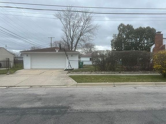4th image of 28613 Balmoral St