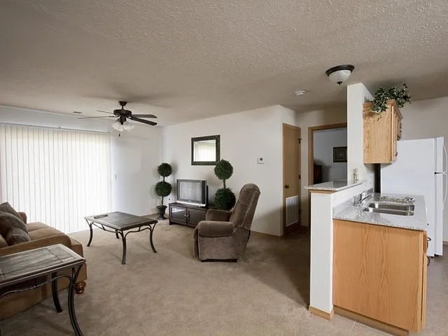 Oak Court — Photo 2