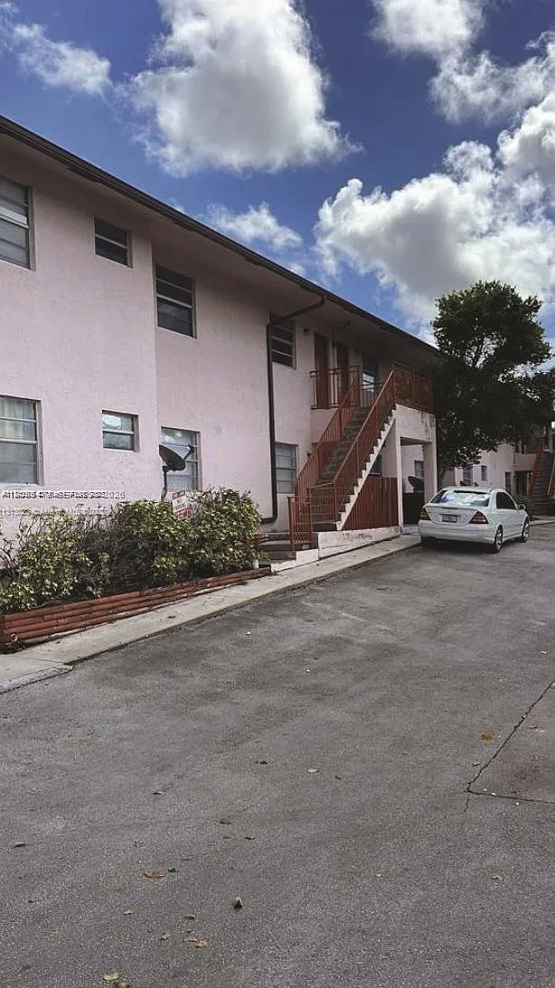 2920 Pierce St — Photo 1