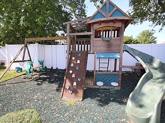 3rd image of 156 Barnard Ave