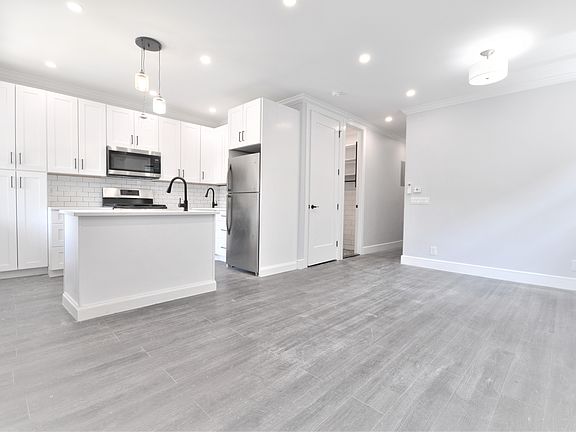 3rd image of 135 E 46th St #2