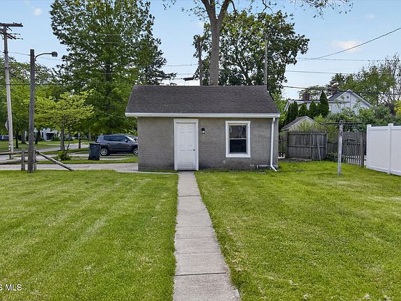 3rd image of 326 E Dudley St