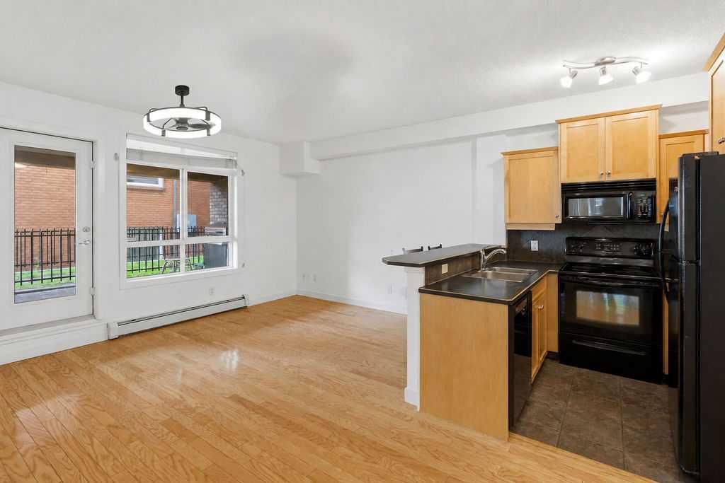 Apartment in Calgary, Mission - View 2