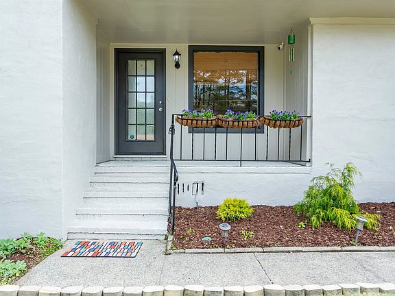 5th image of 1621 Cresthill Rd